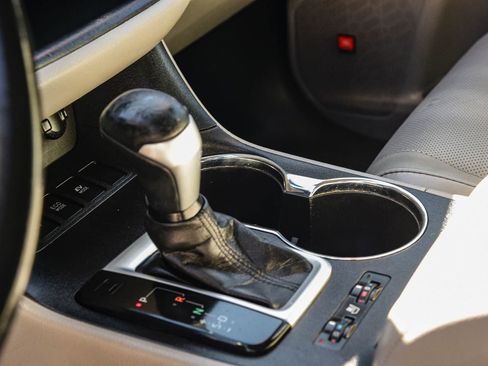 Used 2017 Toyota Highlander Limited image 24