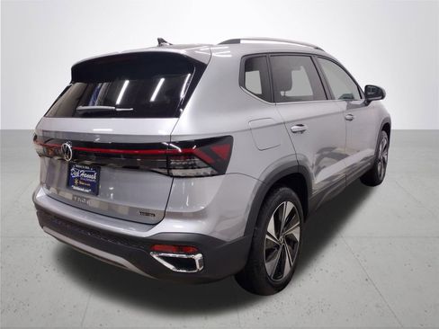 Used 2025 Volkswagen Taos SE AWD/4WD image 13