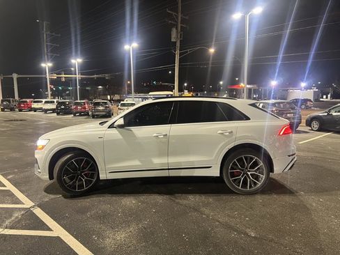 Used 2022 Audi Q8 Premium Plus w/ Premium Plus Package image 3