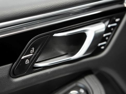 Certified 2025 Porsche Macan AWD/4WD image 21