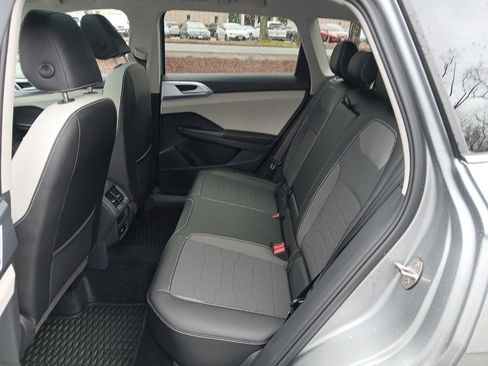 New 2025 Volkswagen Taos SE image 24