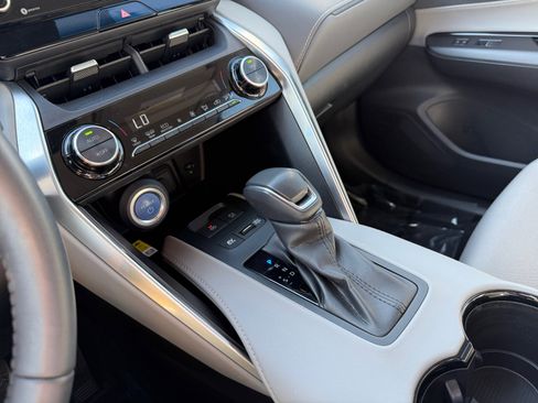 Used 2022 Toyota Venza image 13