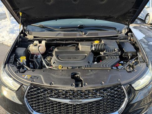 Used 2025 Chrysler Pacifica Select image 28