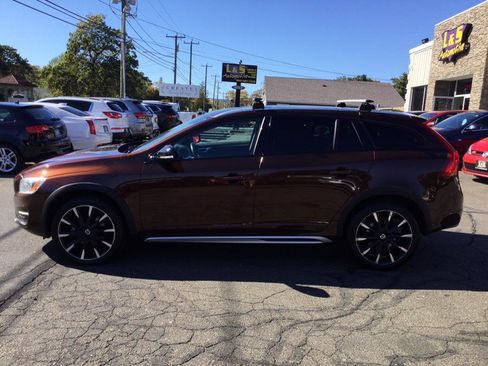 Used 2017 Volvo V60 T5 Cross Country w/ Climate Package image 8