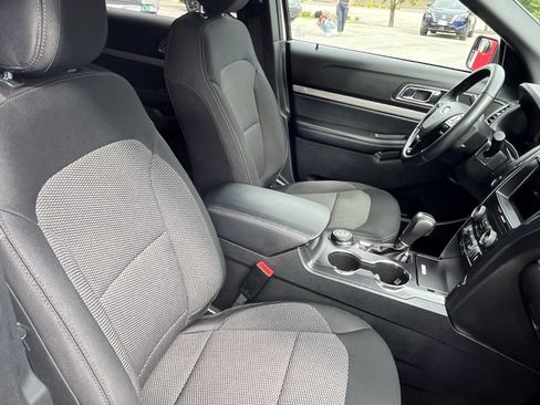 Used 2018 Ford Explorer XLT w/ Equipment Group 201A AWD/4WD image 17