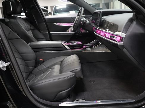 Used 2025 BMW 760i xDrive w/ Executive Package AWD/4WD image 35