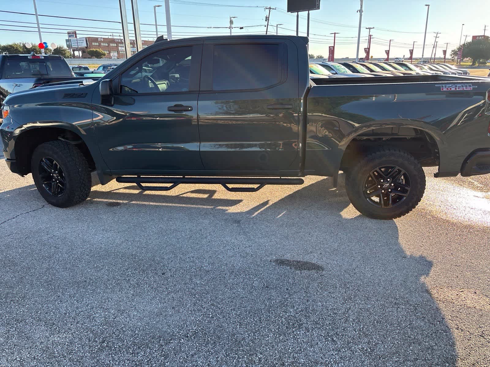 Used 2025 Chevrolet Silverado 1500 Custom Trail Boss w/ LPO, Dark Essentials Package AWD/4WD image 8