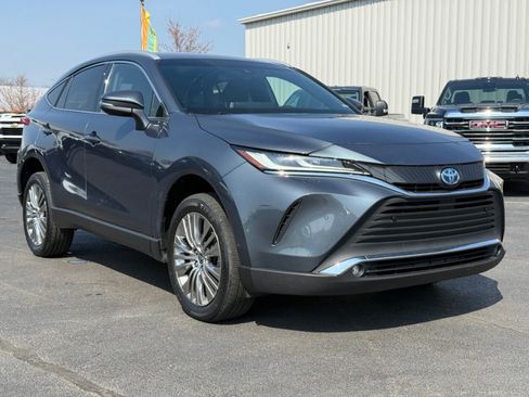 Used 2023 Toyota Venza XLE AWD/4WD image 2