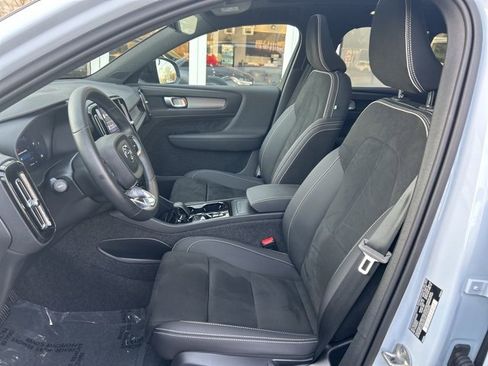 Certified 2025 Volvo XC40 B5 Plus image 17