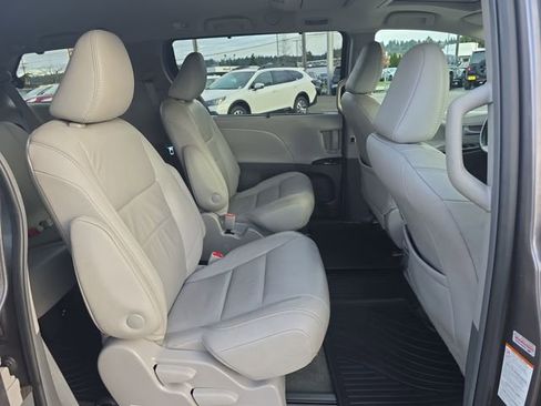 Used 2018 Toyota Sienna XLE Premium image 11