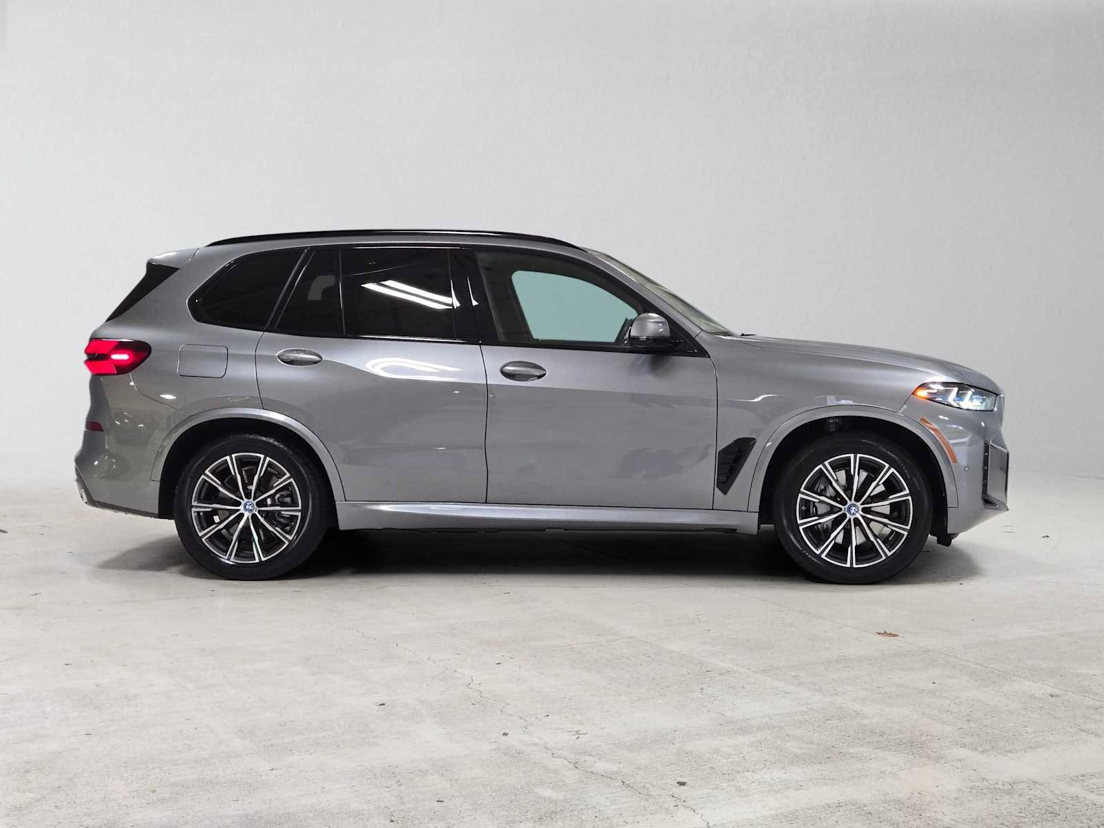 Used 2025 BMW X5 xDrive50e w/ M Sport Package AWD/4WD image 2