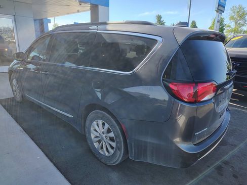 Used 2017 Chrysler Pacifica Touring-L FWD image 6