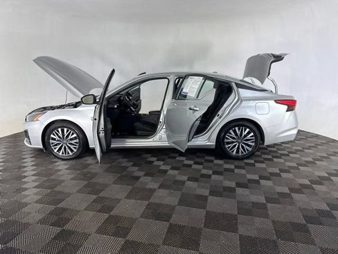 Used 2025 Nissan Altima 2.5 SV FWD image 12