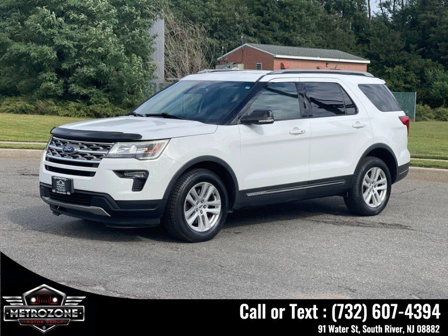 Used 2018 Ford Explorer XLT w/ Equipment Group 202A AWD/4WD image 3