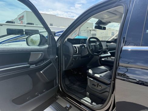 Used 2025 Ford Expedition Max Platinum AWD/4WD image 16