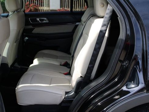 Used 2017 Ford Explorer Platinum image 21