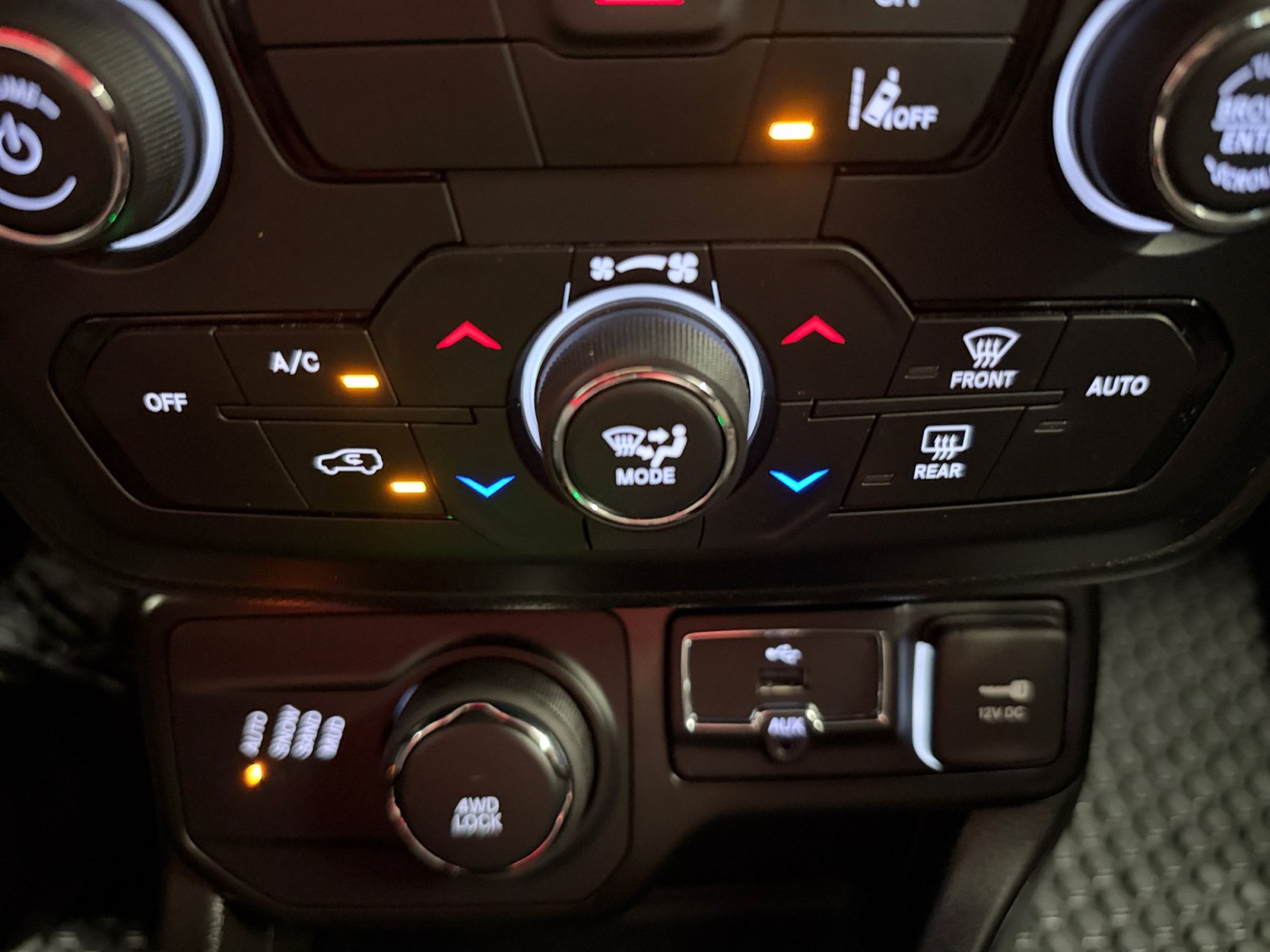 Used 2023 Jeep Renegade Latitude AWD/4WD image 37