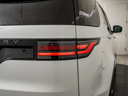 New 2026 Land Rover Discovery Dynamic SE image 9