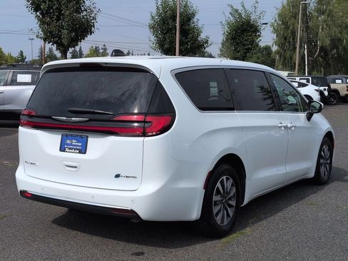 Used 2023 Chrysler Pacifica Touring-L FWD image 5