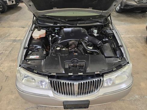 Used 2001 Lincoln Town Car Executive RWD image 10