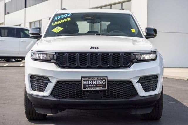 Used 2023 Jeep Grand Cherokee Altitude AWD/4WD image 2