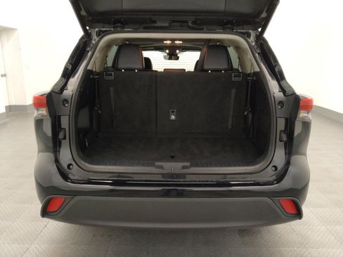 Used 2022 Toyota Highlander XLE FWD image 29