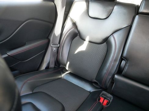 Used 2021 Jeep Cherokee Trailhawk image 12