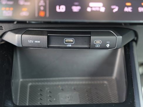 Used 2023 Kia Niro SX Touring image 29
