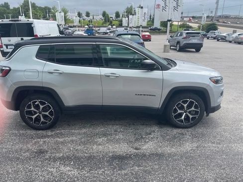 Used 2025 Jeep Compass Limited AWD/4WD image 3