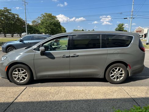 Used 2023 Chrysler Pacifica Touring-L FWD image 7