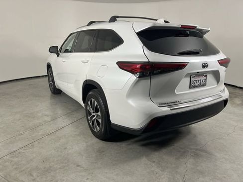 Used 2022 Toyota Highlander XLE AWD/4WD image 6