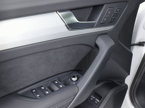 Used 2024 Audi Q5 e Premium Plus w/ Premium Plus Package image 35