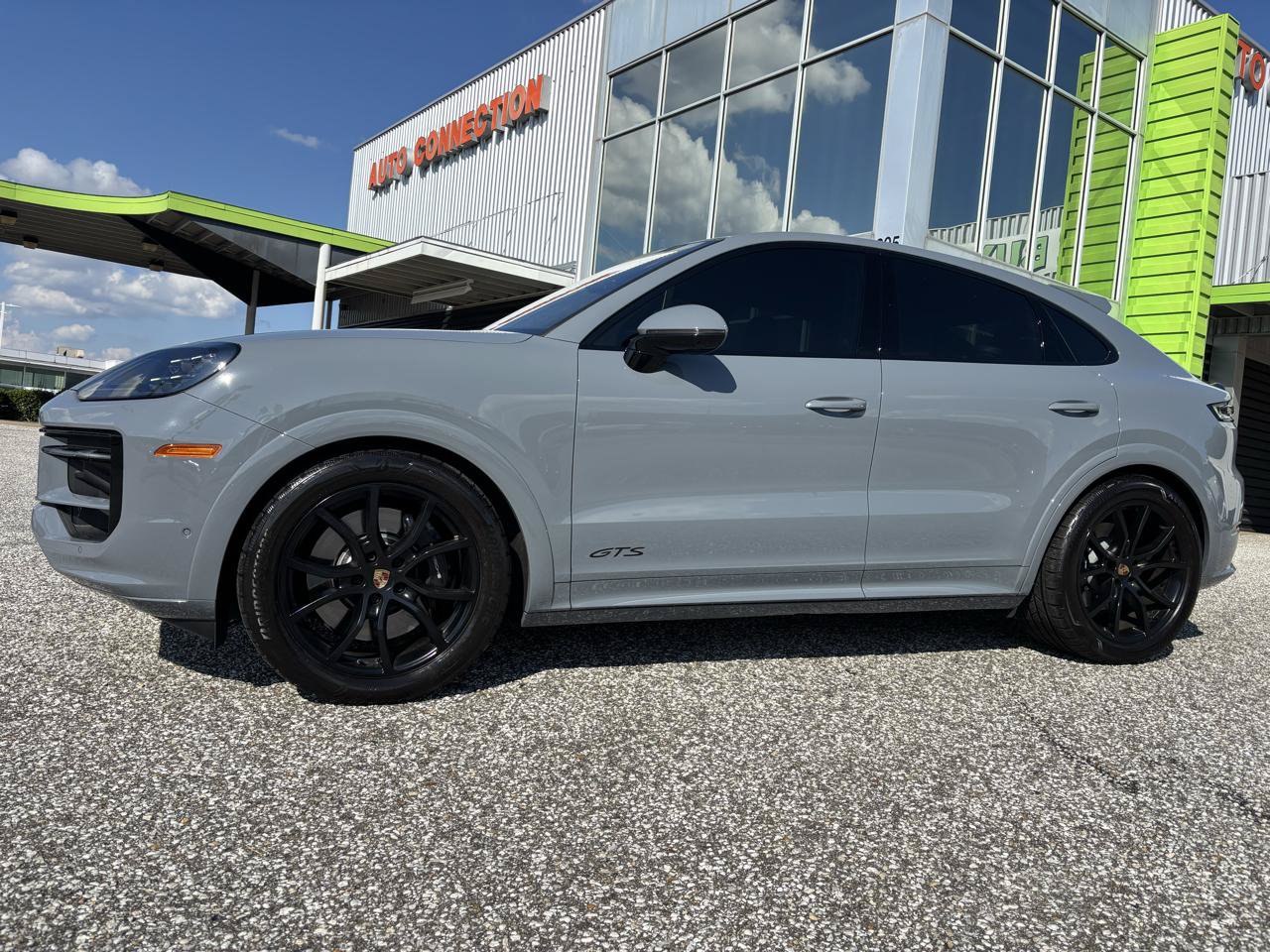 Used 2025 Porsche Cayenne GTS AWD/4WD image 2