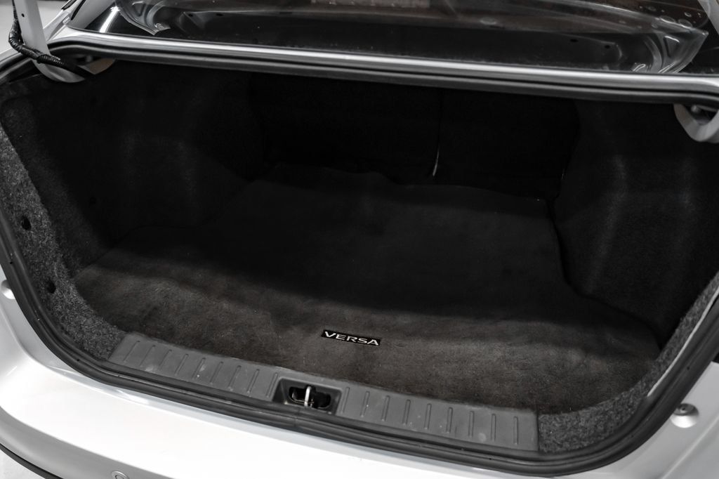 Used 2020 Nissan Versa SR FWD image 47
