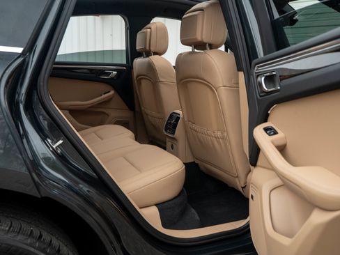Certified 2025 Porsche Macan image 37