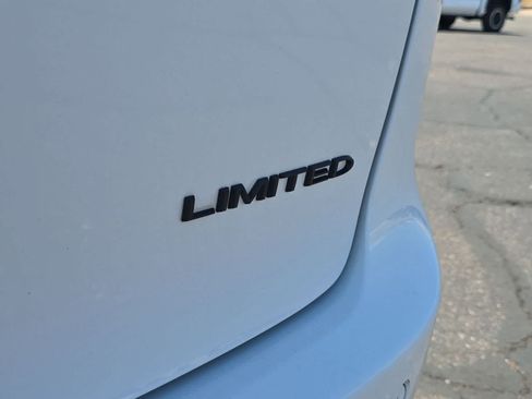Used 2025 Chrysler Pacifica Limited FWD image 33