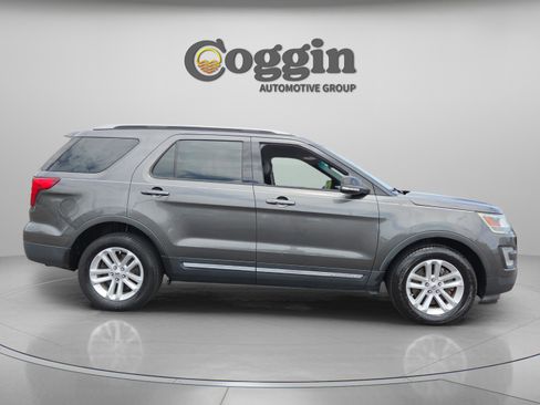 Used 2017 Ford Explorer XLT w/ Equipment Group 202A image 6