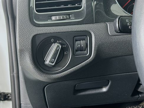 Used 2019 Volkswagen e-Golf SE w/ Driver Assistance Package FWD image 17