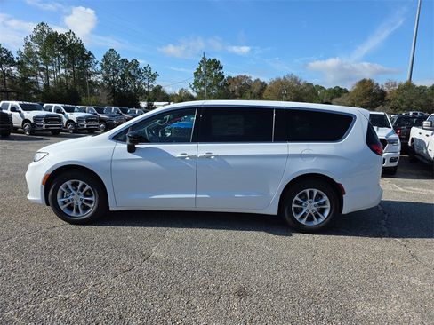 New 2026 Chrysler Pacifica Select image 8