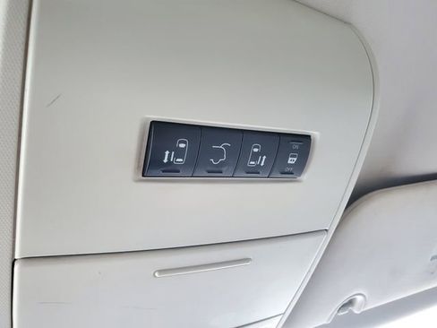 Used 2010 Volkswagen Routan SE image 18