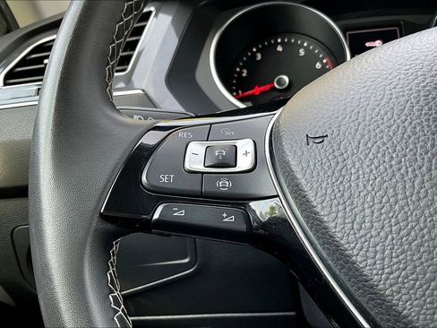 Used 2021 Volkswagen Tiguan SE image 11