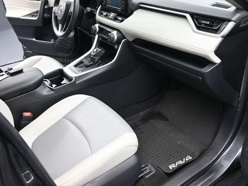 Used 2020 Toyota RAV4 XLE Premium image 20