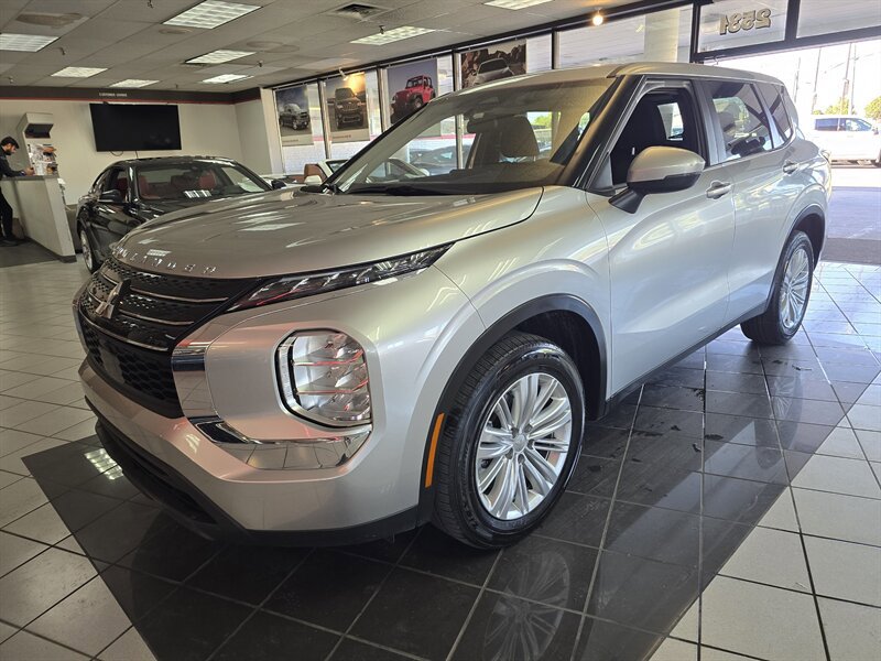 Used 2024 Mitsubishi Outlander ES FWD image 1