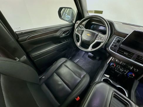 Used 2023 Chevrolet Suburban LT w/ Luxury Package RWD image 9