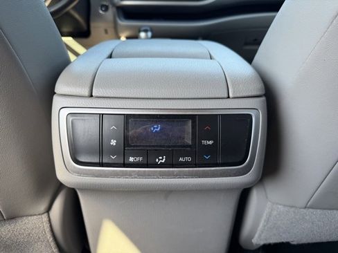 Used 2018 Toyota Highlander XLE image 24