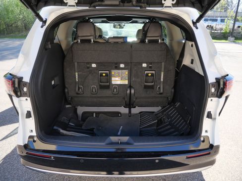 Certified 2025 Toyota Sienna Platinum FWD image 19