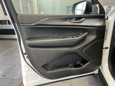 New 2025 Jeep Grand Cherokee Laredo X w/ Luxury Tech Group I image 15