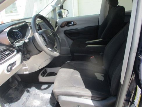 Used 2017 Chrysler Pacifica Touring FWD image 31