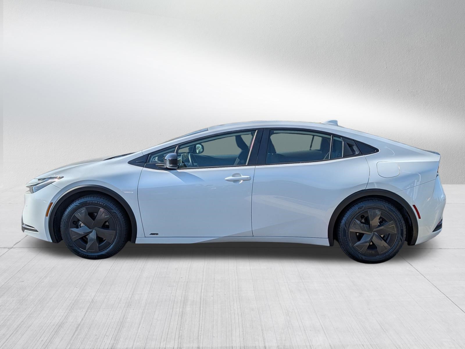 Used 2025 Toyota Prius LE AWD/4WD image 4