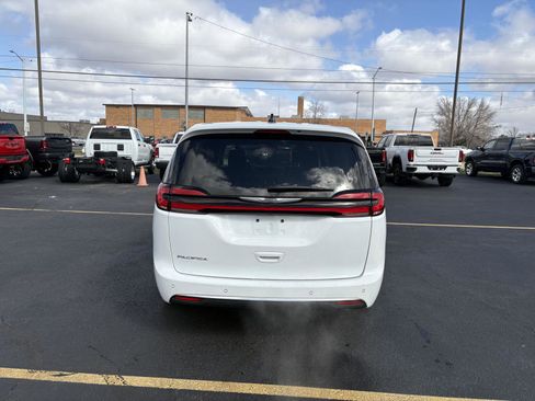 Used 2023 Chrysler Pacifica Touring-L image 21
